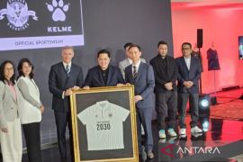 Kelme produksi  jersi timnas Indonesia untuk sepak bola dan futsal