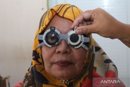 Katarak bisa dicegah dengan pakai kacamata pelindung sinar UV