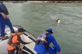 Tim SAR gabungan selamatkan nelayan korban kapal tenggelam di Pulau Lampu