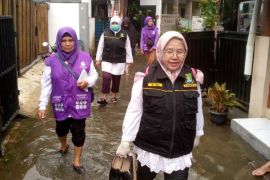 Tenaga medis Dinkes Kota Tangerang sambangi warga terdampak banjir