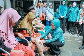 TP PKK Provinsi Lampung serahkan bantuan 15 unit kaki palsu bagi penyandang disabilitas