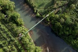 Jembatan Gantung lindungi anak-anak dari derasnya Sungai Cipalebuh di Garut
