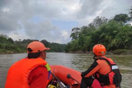SAR Palembang cari pemain angklung tenggelam di Sungai Empat Lawang