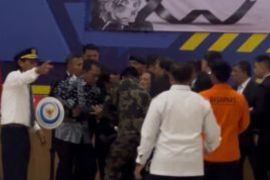 Menteri KKP Pingsan Saat Penghormatan Korban Kecelakaan Pesawat ATR
