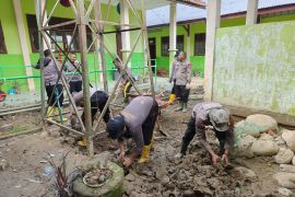 BKO Brimob Polda Kaltim bersihkan sekolah di Aceh Utara