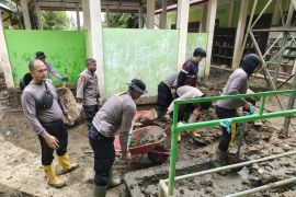 Polres Lhokseumawe dan BKO Brimob Kaltim bersihkan MTsN 10 Sawang Aceh Utara