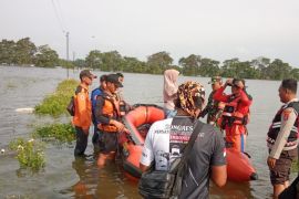 Tim SAR cari warga yang terseret banjir di Binuang Serang