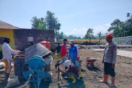 Sat Brimob Polda Sumbar bantu pembangunan huntara di Palembayan, Agam