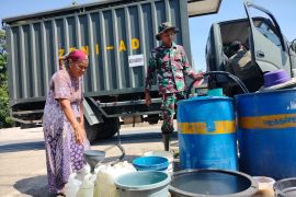 Warga terdampak bencana Palembayan, Agam terbantu pendistribusian air bersih TNI (Video)