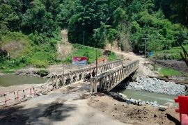 TNI menyelesaikan sembilan jembatan aramco-bailey di lokasi bencana Agam