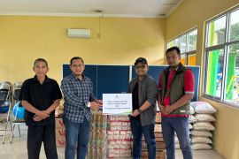PLTU Batang salurkan bantuan logistik warga terdampak banjir