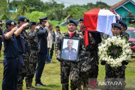 Suasana khikmat iringi upacara pemakaman pilot ATR 42-500