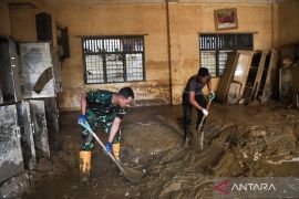 Sekolah di Aceh Tamiang yang terendam lumpur banjir bandang mulai dibersihkan