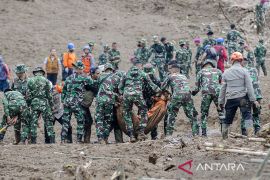 Pencarian korban longsor Cisarua libatkan prajurit hingga anjing pelacak