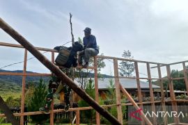 Prajurit Satgas Yonif 511/DY bantu warga Lowanom bangun kantor gereja