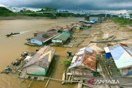 Pedalaman Sungai Barito surut, transportasi terganggu