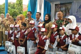 Pemkot Bandarlampung beri bantuan perlengkapan sekolah untuk 18 ribu siswa