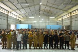 Bupati Lambar beri salinan pelepasan hutan 22,51 hektare kepada warga