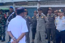 Dishub Ambon minta warga lapor juru parkir liar ke pos polisi terdekat cegah pungli