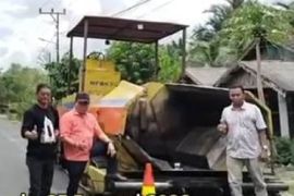 Bupati Kapuas pantau kualitas jalan poros Tamban Catur