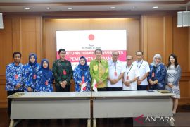 Konjen Jepang Surabaya salurkan bantuan mobil donor darah bagi Pacitan