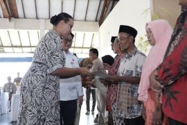 Keraton Yogyakarta menyerahkan "serat palilah" kepada warga Turgo Pakem