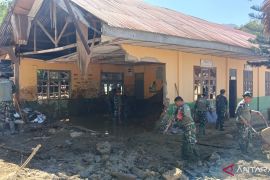 TNI AD kerahkan personel bersihkan sekolah dari lumpur di Aceh