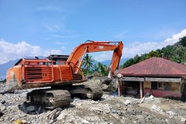 Penyintas bencana di Labuah Agam terbantu alat berat bersihkan rumahnya