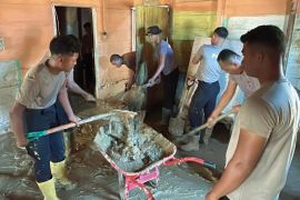 Brimob pulihkan rumah warga terdampak bencana di dua kecamatan Tapteng