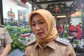 Pemkot Jakbar menggencarkan pemeriksaan kesehatan korban banjir