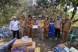 Wabup Fauzi serahkan bantuan untuk korban kebakaran di Awayan