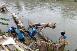 Antisipasi banjir susulan, Kayu tumbang di Sungai Jangkuk Mataram diangkat