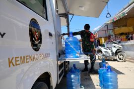 TNI-Kemenko Polkam distribusikan air siap minum ke Tanjung Raya, Agam