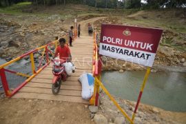 Jembatan darurat bantuan Polri di Palembayan Page 3 Small
