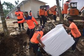 Distribusi bantuan perlengkapan huntara di Palembayan