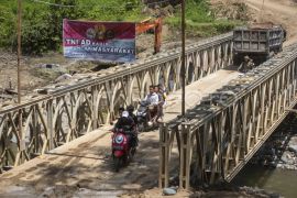 Jembatan bailey selesai dibangun di Agam Page 1 Small