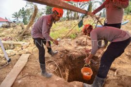 Pembuatan sumur galian untuk kebutuhan air bersih di Palembayan