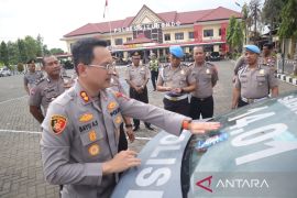 Polres Situbondo tempel barcode aduan "polisi nakal" di mobil dinas