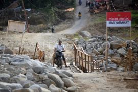 Jembatan darurat bantuan Polri di Palembayan Page 2 Small