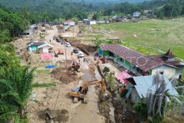 Pembersihan irigasi pascabencana di Agam Page 2 Small