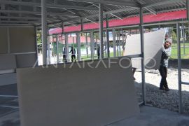 Pembangunan sekolah sementara di Tanjung Raya