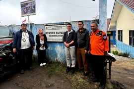 Kemendikdasmen berikan santunan korban longsor di Bandung Barat