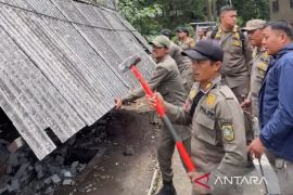 Satpol PP Bogor tertibkan 24 bangunan liar tanpa izin di Puncak