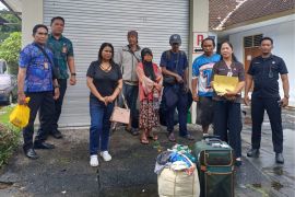 Dinsos Bali pulangkan belasan orang terlantar ke asalnya di awal tahun