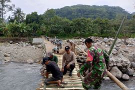 Personel TNI/Polri bangun jembatan darurat pascabanjir di Situbondo