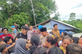 Polisi hibur anak korban banjir Binuang Serang lewat trauma healing