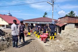 Polri-AUPSTP bantu warga Maninjau bersihkan sisa banjir bandang