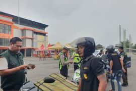 Petugas gabungan razia puluhan kendaraan di Tulungagung