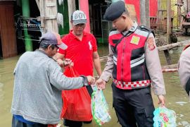 Personel Polres Karawang masih siaga di lokasi banjir dan pengungsian