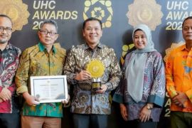 Pemkab Karawang terima penghargaan UHC Awards katagori Madya